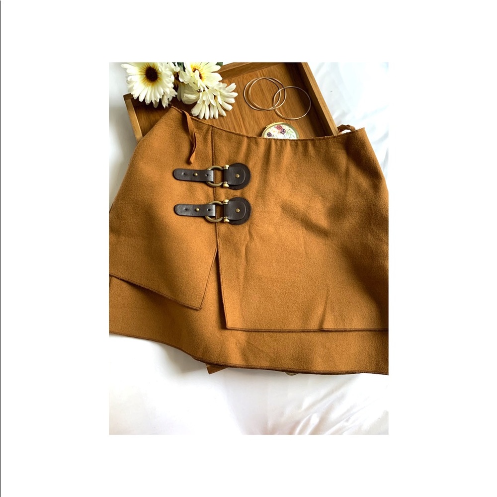 Meadow Rue fall skirt with buckles - Picture 1 of 5